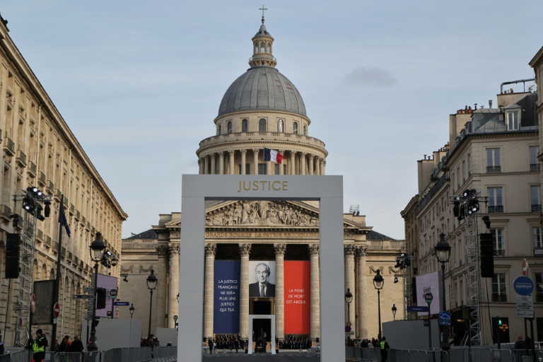 Un portrait de l'ancien avocat et ministre de la Justice Robert Badinter sur la façade du Panthéon, le 8 octobre 2025 à Paris