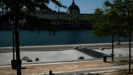 La vague de chaleur inhabituelle pour la saison que connaît la France va se renforcer mardi, avec le début d'un "épisode caniculaire" inédit pour un mois de mai dans l'ouest du pays