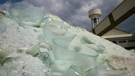 Recyclage du verre à l'usine Duralex de La Chapelle-Saint-Mesmin, près d'Orléans (Loiret) le 1er juillet 2021.
