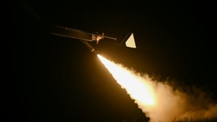 Lancement d'un drone longue portée depuis un lieu non dévoilé en Ukraine, le 16 mai 2026