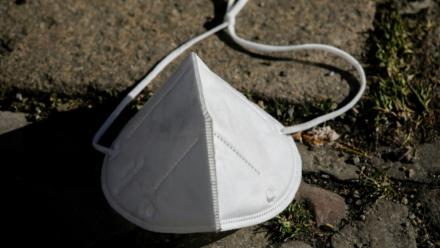 Un masque jeté dans la rue à Berlin, le 21 février 2021