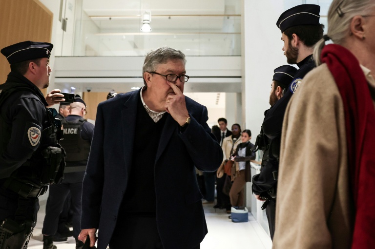 Bruno Pescheux, ancien directeur de Lafarge pour le Moyen-Orient, arrive au tribunal de Paris le 13 avril 2026, pour le verdict dans le procès du groupe cimentier français, accusé de financement du terrorisme en Syrie