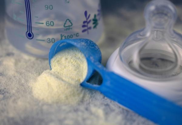 La toxine céréulide, au cœur de la vague actuelle de rappels de laits infantiles, a pour la première fois été identifiée chez un bébé français ayant été hospitalisé après consommation d'un produit impliqué