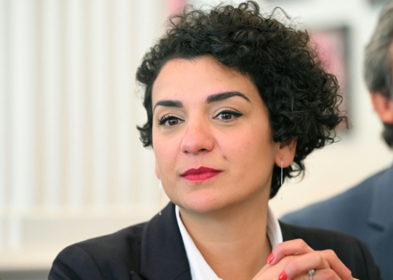 Lamia El Aaraje, alors conseillère municipale du 20e arrondissement de Paris, lors d'une conférence de presse à Paris, le 25 avril 2025