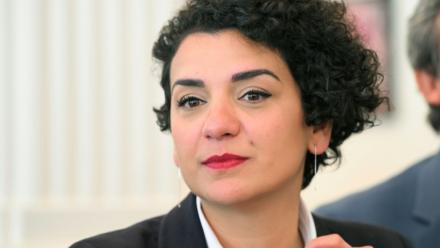 Lamia El Aaraje, alors conseillère municipale du 20e arrondissement de Paris, lors d'une conférence de presse à Paris, le 25 avril 2025