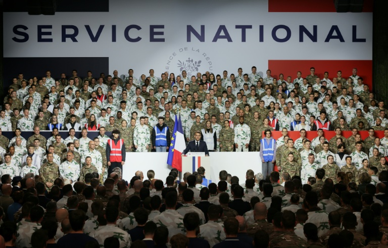 Le président Emmanuel Macron (c) lors d'un discours devant l'armée pour inaugurer un nouveau service militaire national à la base militaire de Varces, le 27 novembre 2025 en Isère