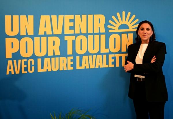 Laure Lavalette, candidate du Rassemblement National (RN) à la mairie de Toulon, devant une affiche de campagne après les premiers résultats du 1er tour des municipales à Toulon, le 15 mars 2026 dans le Var