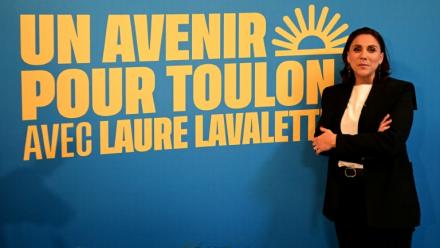 Laure Lavalette, candidate du Rassemblement National (RN) à la mairie de Toulon, devant une affiche de campagne après les premiers résultats du 1er tour des municipales à Toulon, le 15 mars 2026 dans le Var