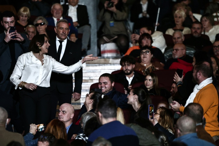 Laure Lavalette (g), candidate du RN à la mairie de Toulon, arrive pour son premier meeting de campagne au palais Neptune à Toulon, le 14 janvier 2026 dans le Var