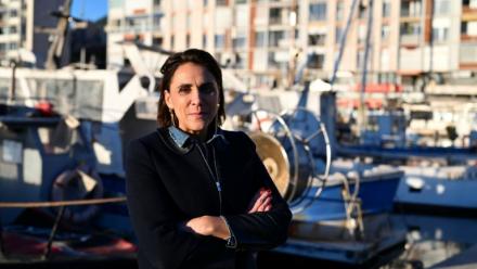 La députée RN Laure Lavalette pose sur le port de Toulon le 27 novembre 2025