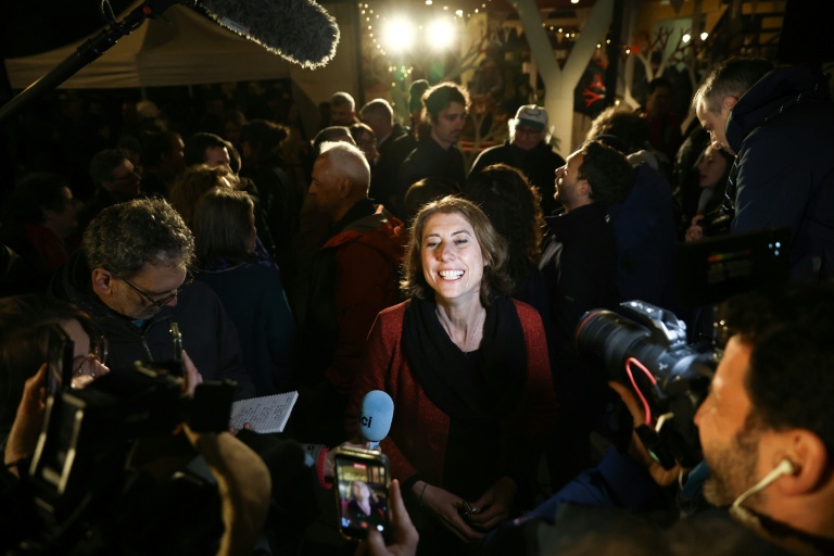 Laurence Ruffin (c), candidate de l'alliance de gauche et écologiste à la mairie de Grenoble, célèbre aux côtés de son frère, le député François Ruffin, sa victoire au 2e tour des municipales à Grenoble, le 22 mars 2026 en Isère