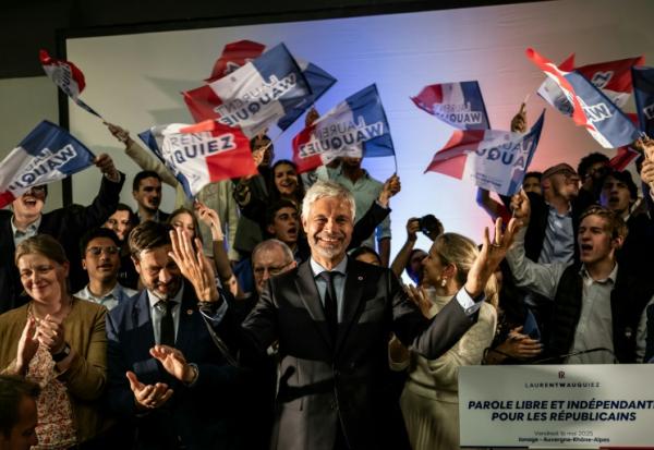 Le président du groupe parlementaire Droite Républicaine Laurent Wauquiez (C), à la fin de son dernier meeting de campagne pour la présidence du parti Les Républicains (LR) à Jonage, le 16 mai 2025