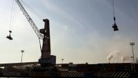 Une grue dans le port de marchandises de Lazaro Cardenas, dans l'Etat du Michoacan, dans l'ouest du Mexique, le 25 avril 2025