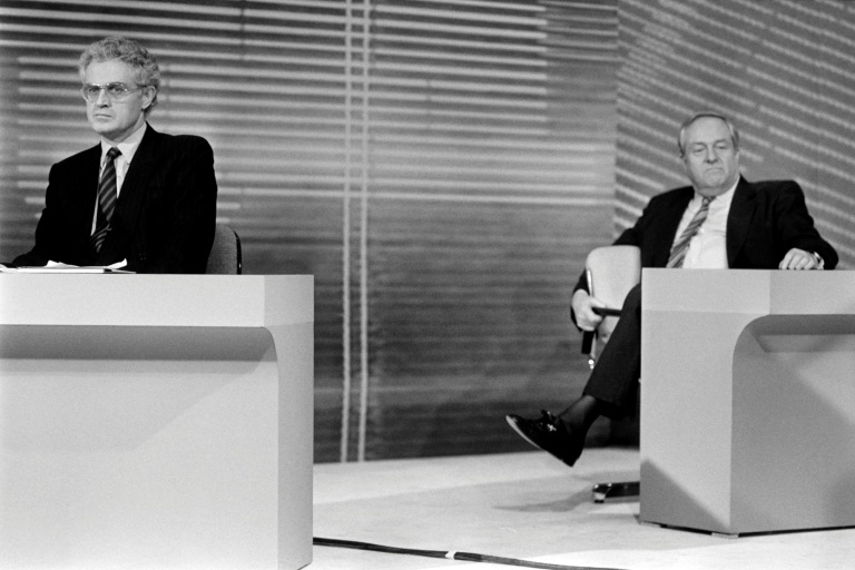 Lionel Jospin et Jean-Marie Le Pen sur le plateau de TF1, à Paris, après le premier tour des élections cantonales, le 10 mars 1985