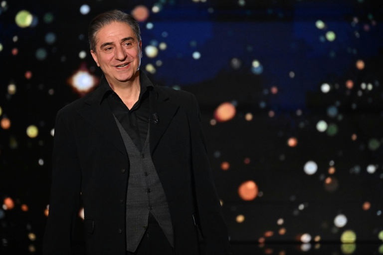 L'acteur et metteur en scène français Simon Abkarian apparaît sur scène lors de la 34e cérémonie des Molières, la plus haute distinction théâtrale française, au Théâtre de Paris, le 24 avril 2023