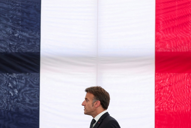 Emmanuel Macron lors d'une visite à l'usine Vorwerk, qui produit les appareils Thermomix, dans le cadre des 