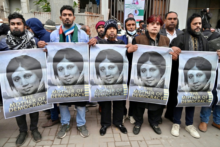 Des partisans de l'ancienne Première ministre du Bangladesh Khaleda Zia brandissent des portraits de la dirigeante décédée, le 30 décembre 2025 à Dacca