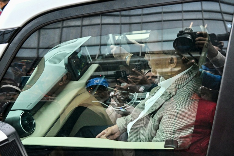 Le chef par intérim du Parti nationaliste du Bangladesh (BNP) Tarique Rahman quitte l'hôpital Evercare de Dacca après le décès de sa mère, l'ancienne Première ministre Khaleda Zia, le 30 décembre 2025