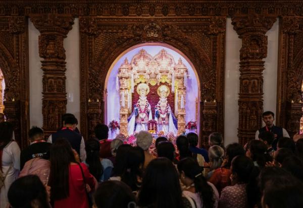 Des fidèles prient après la cérémonie de consécration du temple hindou du mouvement spirituel hindou BAPS (Bochasanwasi Akshar Purushottam Swaminarayan Sanstha) à Bussy-Saint-Georges, en région parisienne, le 6 septembre 2026