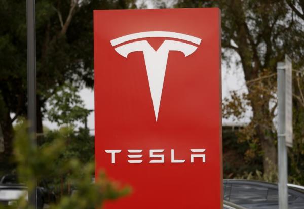 Une affiche placée devant une concession Tesla, le 21 octobre 2026 à Santa Clarita, aux Etats-Unis