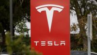 Une affiche placée devant une concession Tesla, le 21 octobre 2026 à Santa Clarita, aux Etats-Unis