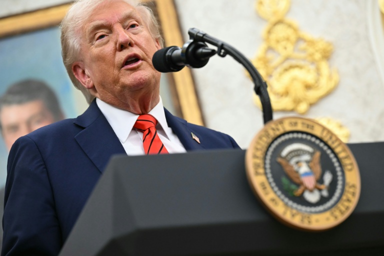 Le président américain Donald Trump dans le Bureau ovale de la Maison Blanche, le 10 octobre 2025 à Washington