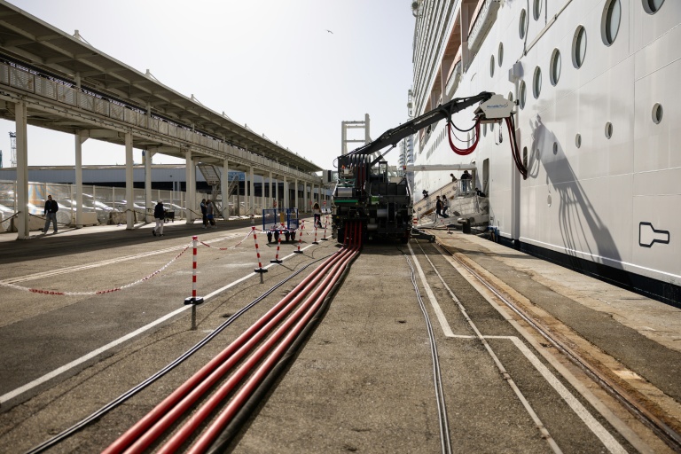 Le navire de croisière MSC World Europa connecté au réseau électrique dans le port de Marseille, le 11 avril 2026  