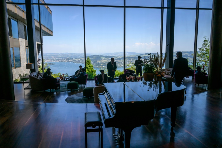 Le hall du complexe hôtelier de luxe Bürgenstock, surplombant le lac des Quatre-Cantons, en Suisse, le 21 juin 2026