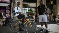 Des livreurs à vélo font une pause près des restaurants en attendant des commandes, à Bordeaux, le 7 juillet 2026 lors d'une vague de chaleur en France