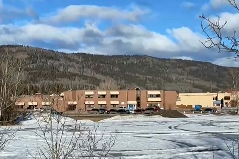 Cette capture d'une vidéo réalisée par un journaliste local, Trent Ernst, montre le collège-lycée où un individu a tué neuf personnes dans la petite ville de Tumbler Ridge, dans l'ouest du Canada, le 10 février 2026