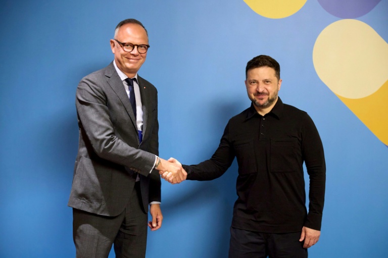 Photographie fournie par le service de presse présidentiel ukrainien du maire du Havre (Seine-Maritime) et président du parti Horizons Edouard Philippe, à gauche, et du président ukrainien Volodymyr Zelensky, à droite, à Kiev le 26 mai 2026