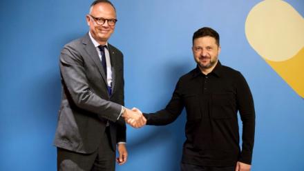 Photographie fournie par le service de presse présidentiel ukrainien du maire du Havre (Seine-Maritime) et président du parti Horizons Edouard Philippe, à gauche, et du président ukrainien Volodymyr Zelensky, à droite, à Kiev le 26 mai 2026