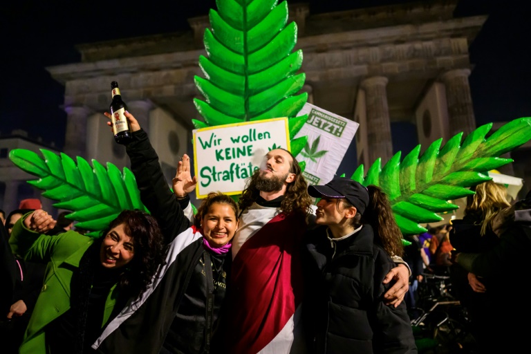 Célébration à Berlin pour l'entrée en vigueur d'une loi autorisant les adultes à transporter jusqu'à 25 grammes de cannabis séché et à cultiver jusqu'à trois plants de cannabis à la maison, le 1er avril 2024 en Allemagne
