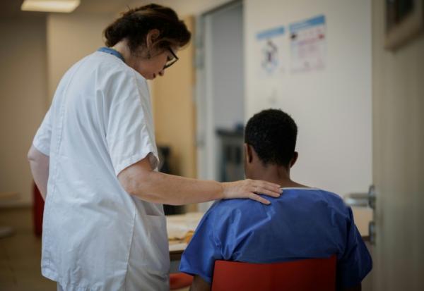 Une aide-soignante encourage un patient pour qu'il s'alimente en salle des repas du Centre renforcé d'urgences psychiatriques de l'hôpital Delafontaine à Saint-Denis en Seine-Saint-Denis le 17 juin 2026