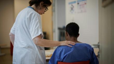 Une aide-soignante encourage un patient pour qu'il s'alimente en salle des repas du Centre renforcé d'urgences psychiatriques de l'hôpital Delafontaine à Saint-Denis en Seine-Saint-Denis le 17 juin 2026