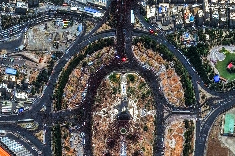 Image satellite diffusée par Vantor montrant une foule nombreuse rassemblée place Azadi à Téhéran, le 6 juillet 2026, lors du cortège funèbre de l'ancien guide suprême iranien Ali Khamenei