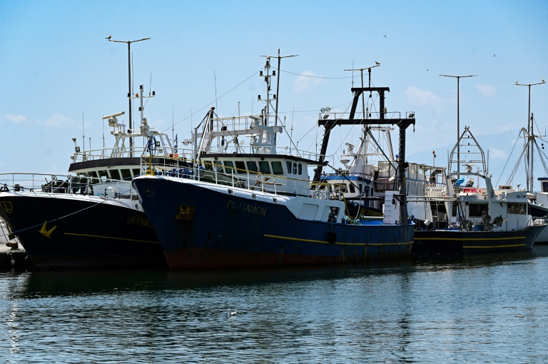 Des chalutiers au port de Nea Michaniona, dans le nord de la Grèce, le 24 mai 2025