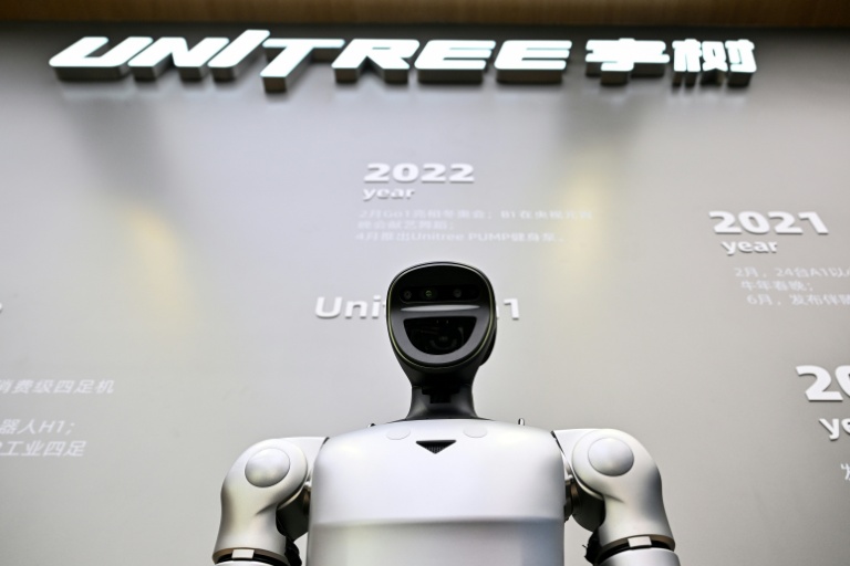 Un robot télécommandé du groupe chinois Unitree est exposé au Centre d’expérience d’intelligence incarnée de Unitree Robotics, dans le district de Jing’an à Shanghai, le 19 août 2026
