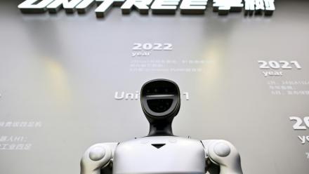 Un robot télécommandé du groupe chinois Unitree est exposé au Centre d’expérience d’intelligence incarnée de Unitree Robotics, dans le district de Jing’an à Shanghai, le 19 août 2026
