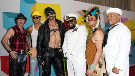 De g. à d.: James Kwong, J.J. Lippold, Angel Morales, Victor Willis, Sonny Earl, membres du groupe Village People, à Beverly Hills (Californie), le 26 septembre 2017