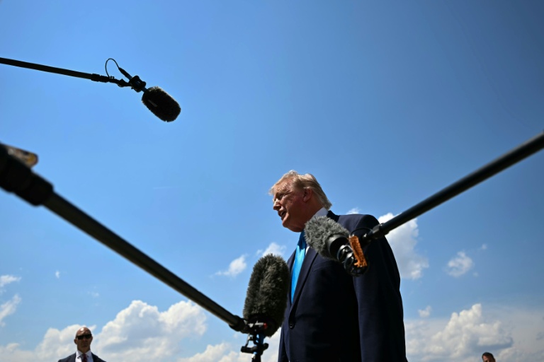 Le président américain Donald Trump parle aux journalistes, le 20 mai 2026 à Joint Base Andrews, près de Wahsington
