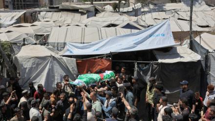 Le corps d'Ezzedine Al-Haddad, chef de la branche armée du Hamas, tué lors d'une frappe israélienne nocturne avec des membres de sa famille, lors de ses funérailles à Gaza, le 16 mai 2026