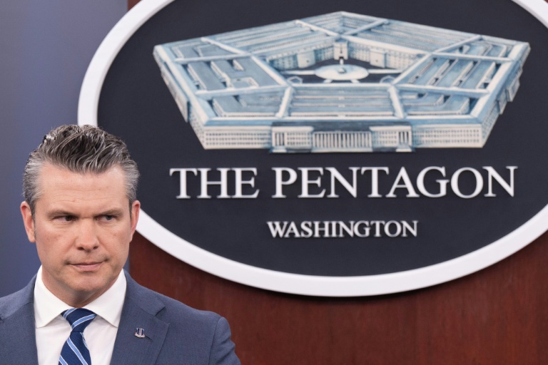 Pete Hegseth lors d'une conférence de presse au Pentagone le 16 avril 2026