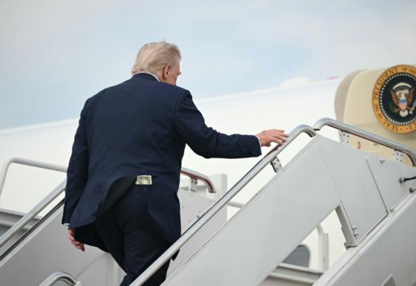 Donald Trump avec un billet de 50 dollars dans sa poche arrière, près de Washington en mai 2025