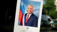Une personne brandit une pancarte José Antonio Kast, sur laquelle figurent son nom et "Président de la République du Chili", à Santiago, le 14 décembre 2025