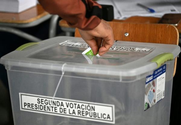 Des opérations de vote lors de la présidentielle au Chili, à Santiago le 14 décembre 2025