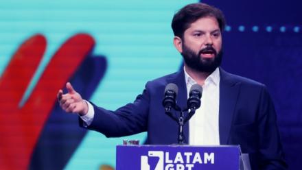 Le président chilien Gabriel Boric s'exprime lors de la cérémonie de lancement de la plateforme Latam-GPT à Santiago, le 10 février 2026
