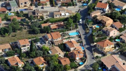 Environ 3,7 millions de foyers français sont équipés de piscines malgré le défi croissant de la sécheresse