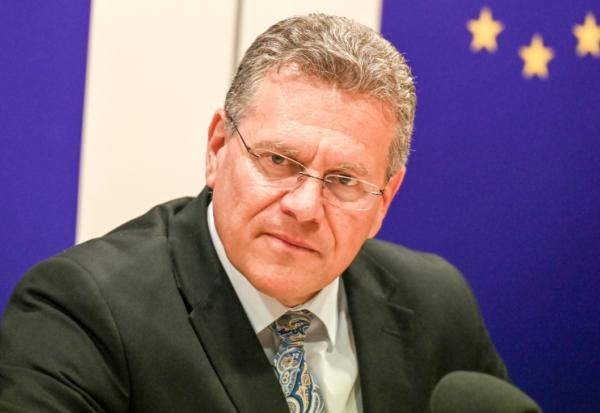 Le commissaire européen au Commerce, Maros Sefcovic, s'adressant à des journalistes à Singapour le 7 mai 2025.