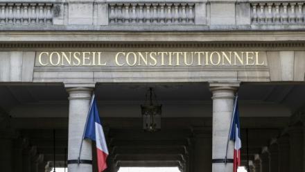 Le Conseil constitutionnel a déclaré "contraire à la Constitution" une partie d'un texte voté en 2025 au Parlement supprimant dans certains cas les frais bancaires de succession